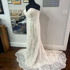 White Sheath Wedding Dress with Sleeveless Design and Sweetheart Neckline